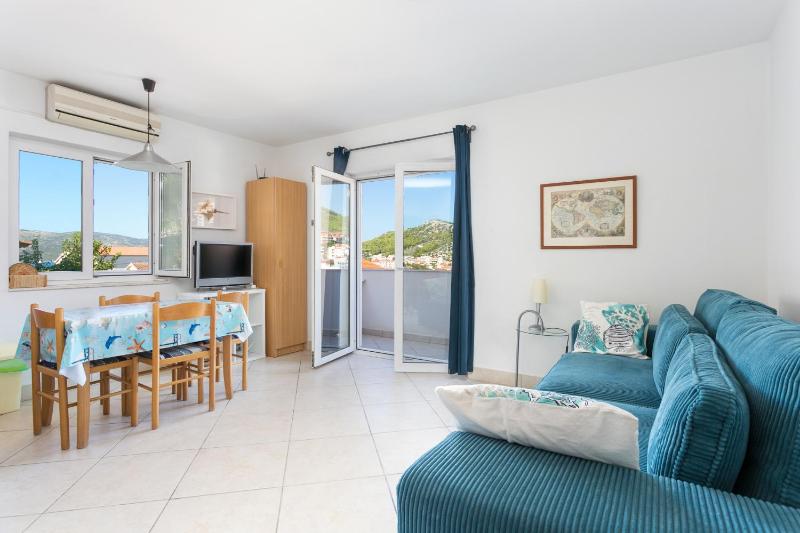 One-Bedroom Apartment with Balcony and Sea View image 1