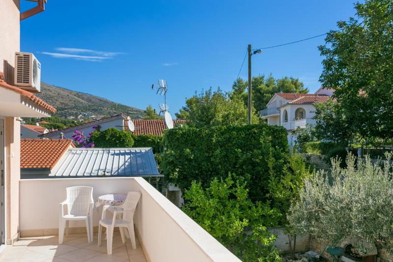 One-Bedroom Apartment with Balcony and Sea View image 3