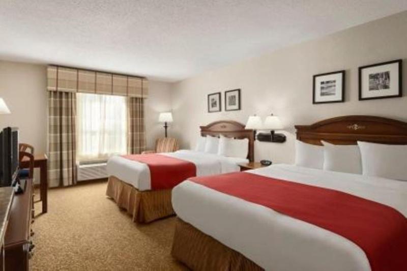 Queen Room with Two Queen Beds image 2