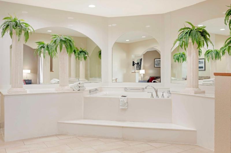 King Suite with Spa Bath image 3