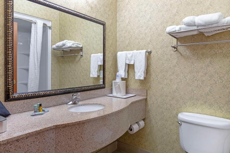 Queen Room with Two Queen Beds - Non-Smoking image 2