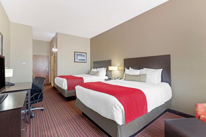 Queen Room with Two Queen Beds - Non-Smoking image 3