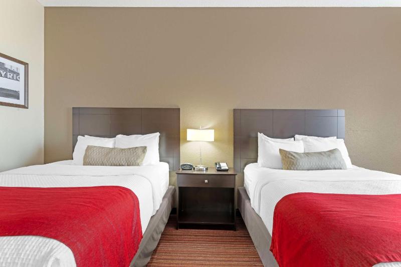 Queen Room with Two Queen Beds - Non-Smoking image 4