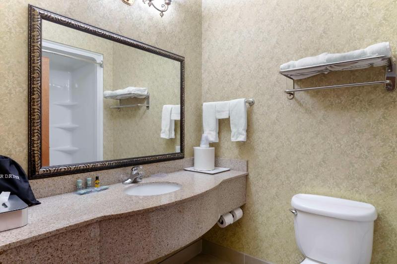 Queen Suite with Queen Beds - Non-Smoking image 3