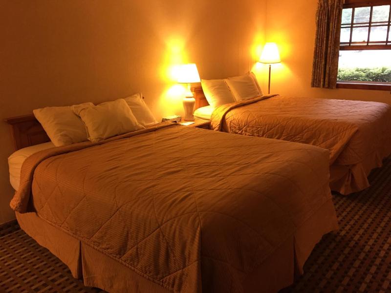 Queen Room with Two Queen Beds image 3