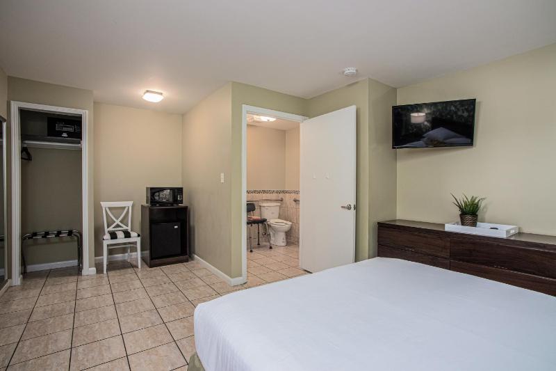 Queen Room - Disability Access image 3
