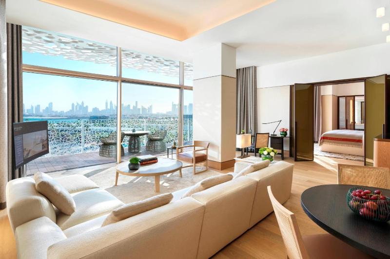 Deluxe King Suite with Balcony image 4