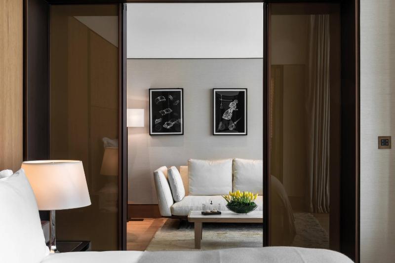 Junior King Suite with Balcony image 3