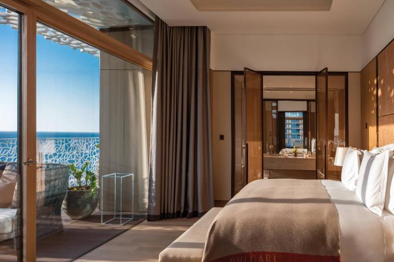 Deluxe King Suite with Balcony image 3