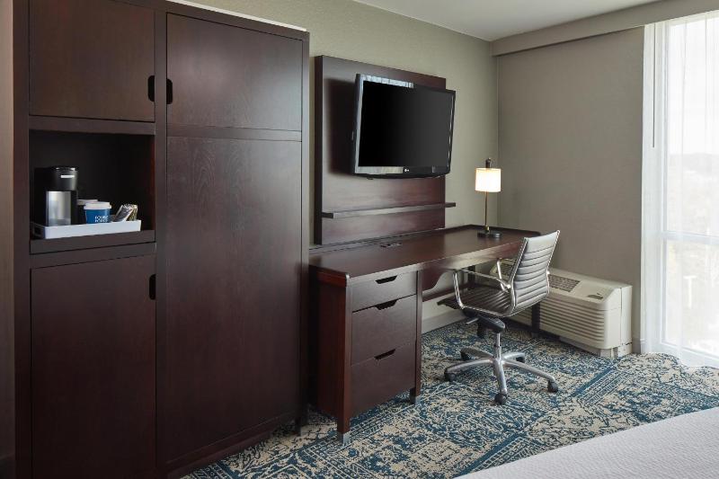 Guest Room, 1 King image 3