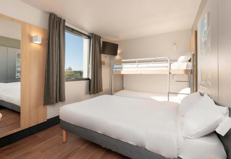 Quadruple Room image 3