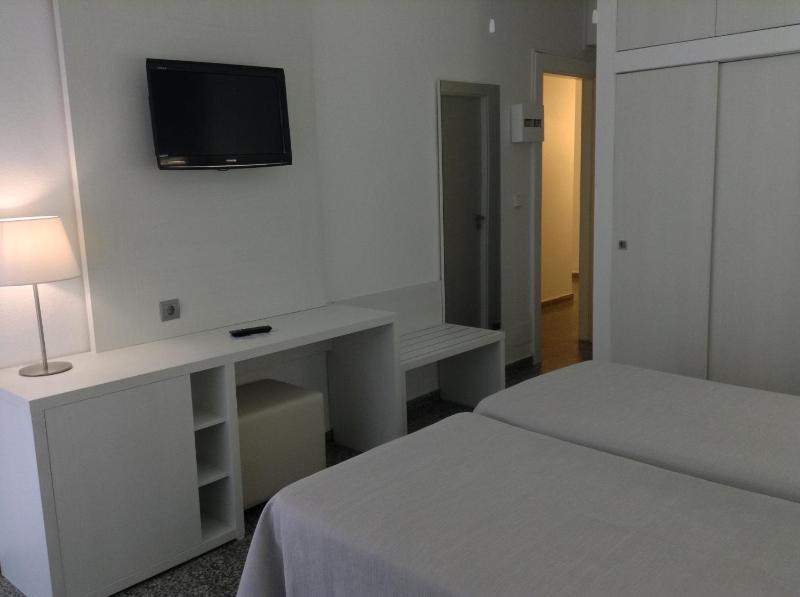 Twin Room with Private Bathroom image 3