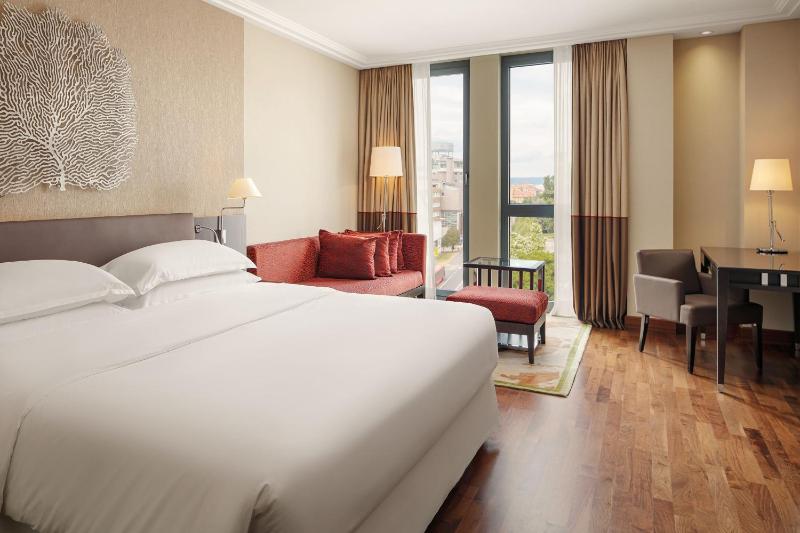 Classic, Guest room, 1 King image 1