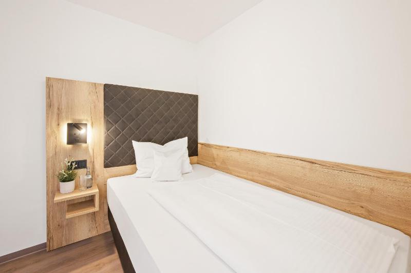 Standard Single Room image 3