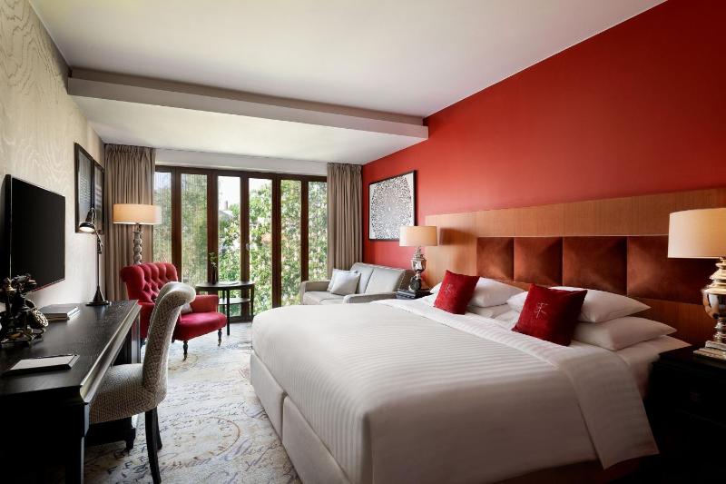 Executive Double Room with Courtyard View image 4