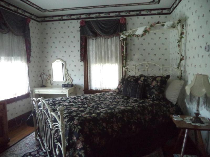Queen Room image 2