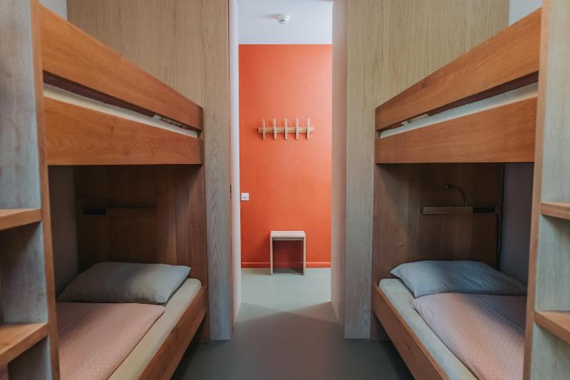 Sextuple Room with Shared Bathroom image 2