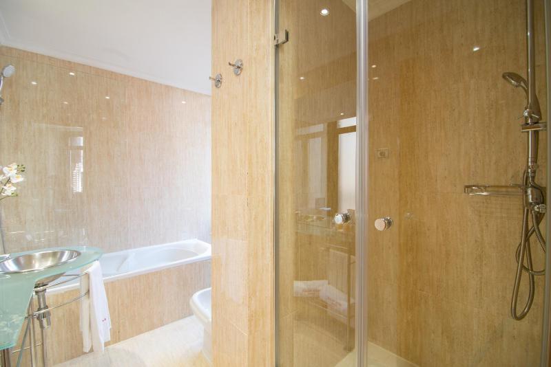 Deluxe King Room with City View image 3