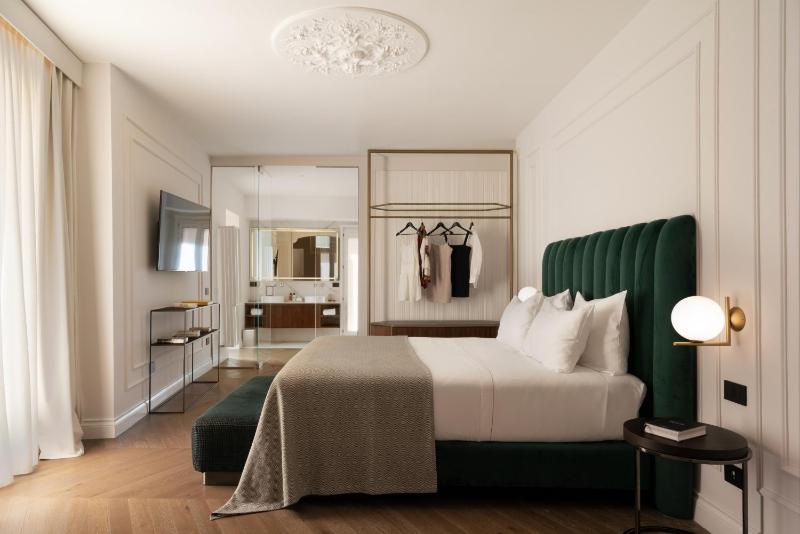 Deluxe Suite image 1