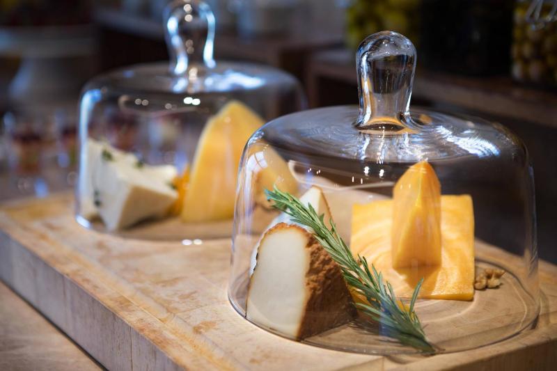 Corner Suite with Sea View and Lounge Access image 3