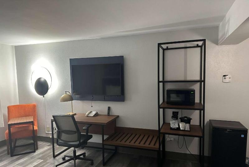 Premier King Room - Non-Smoking image 4