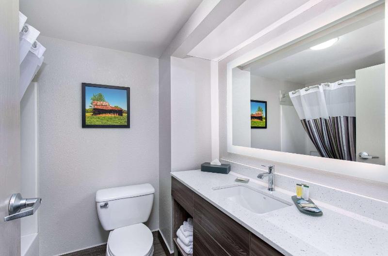 Deluxe King Room - Non-Smoking image 2