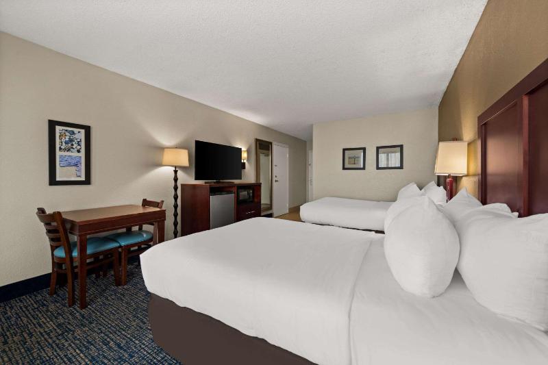 Two Double Beds with Street View image 3