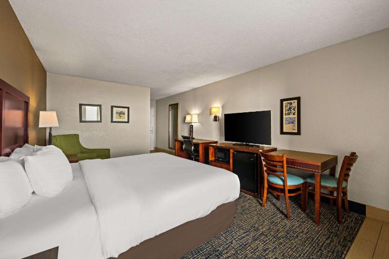 King Bed with Ocean View image 2
