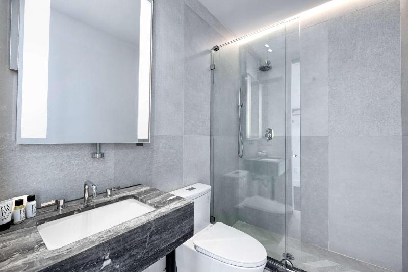 Deluxe Queen Room with City View, Non-Smoking image 1