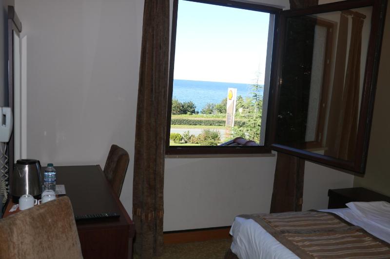Standard Triple Room with Sea View image 4