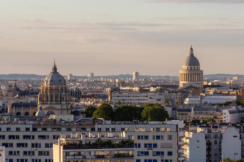 Deluxe Twin Room with City View image 4