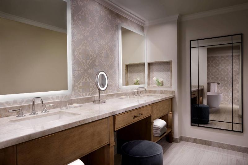 One-Bedroom King Suite with Balcony and Ocean View image 2
