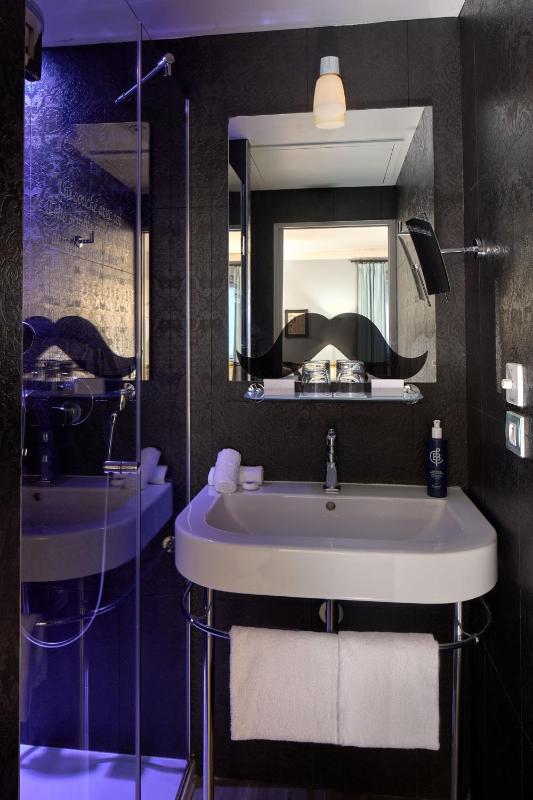 Double or Twin Room image 4