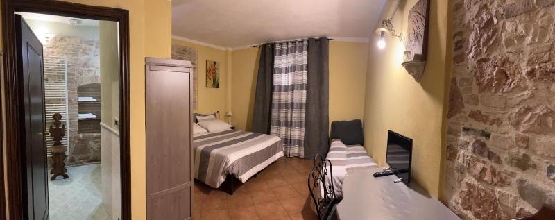 Double or Twin Room with Private Bathroom image 3