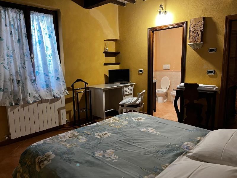 Double Room with Private Bathroom image 4