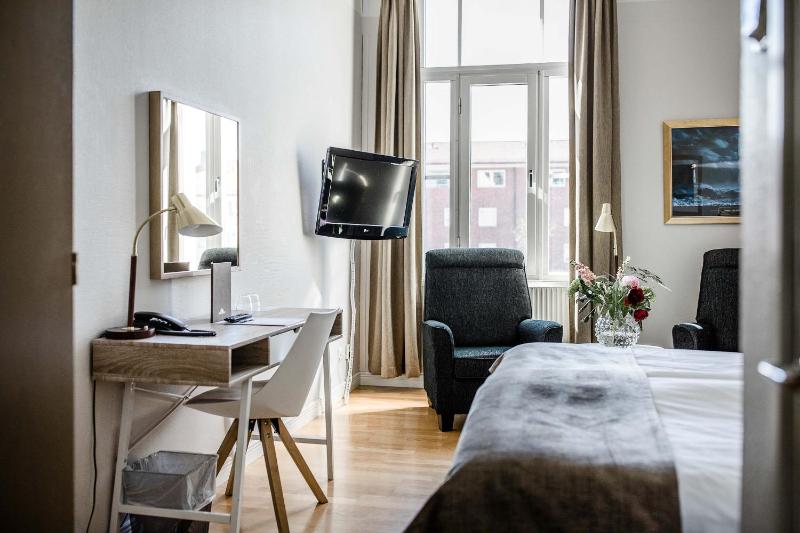 Standard Double Room image 3