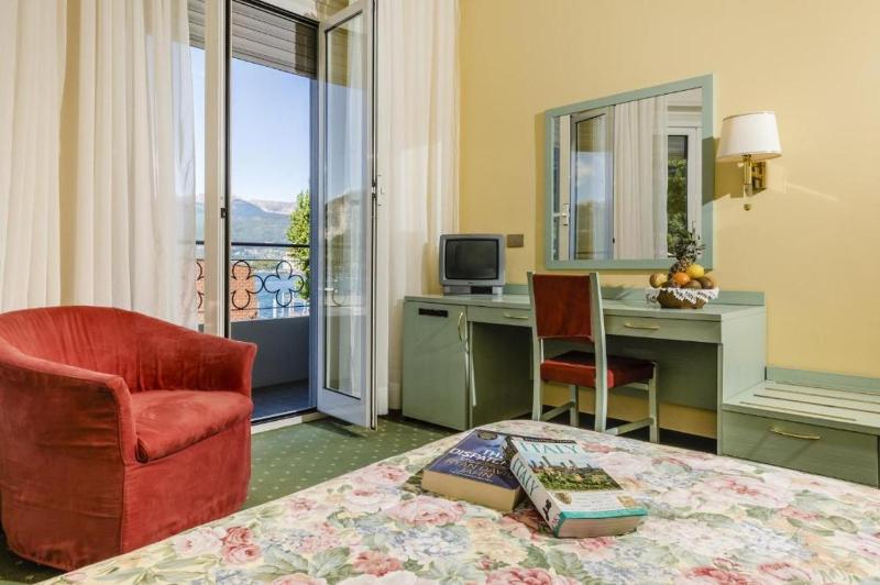 Double Room with Lake View image 4