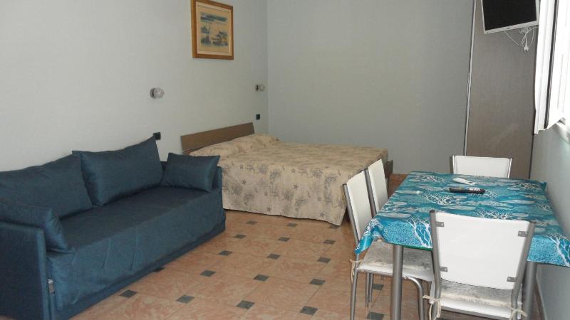 Studio with Sofa Bed image 4