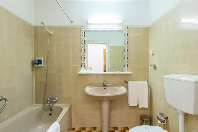 Twin Room image 3