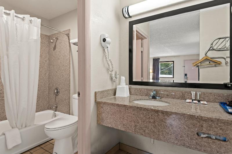 Double Room with Two Double Beds - Smoking image 2