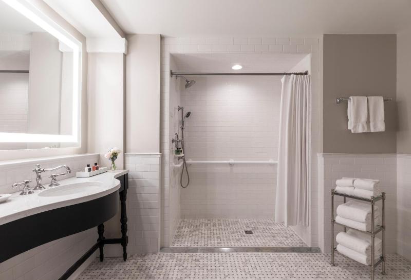 Premium King Room with Accessible Shower image 2