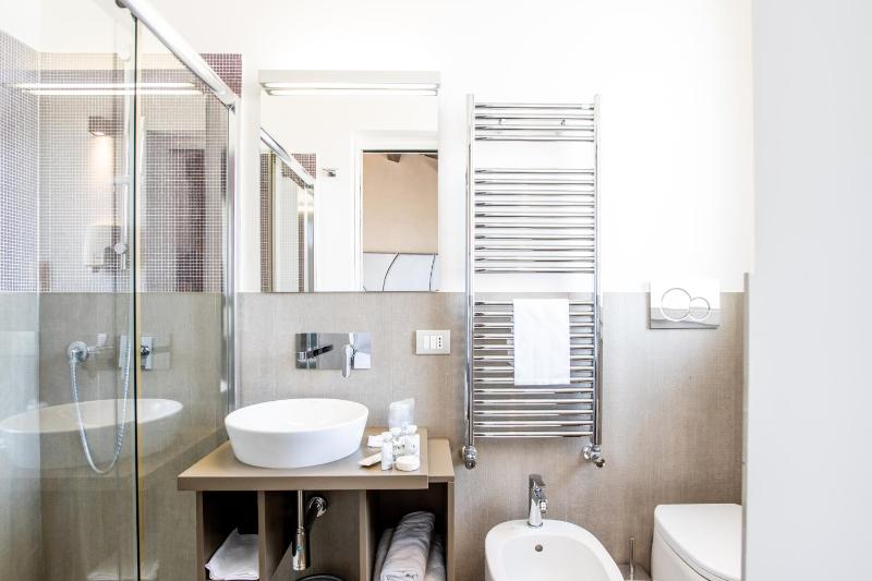 Business Single Room image 4