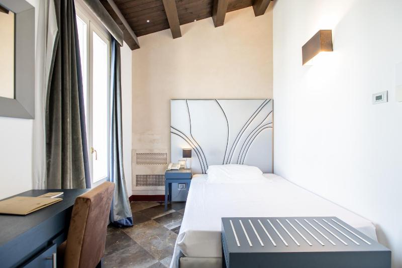 Business Single Room image 2