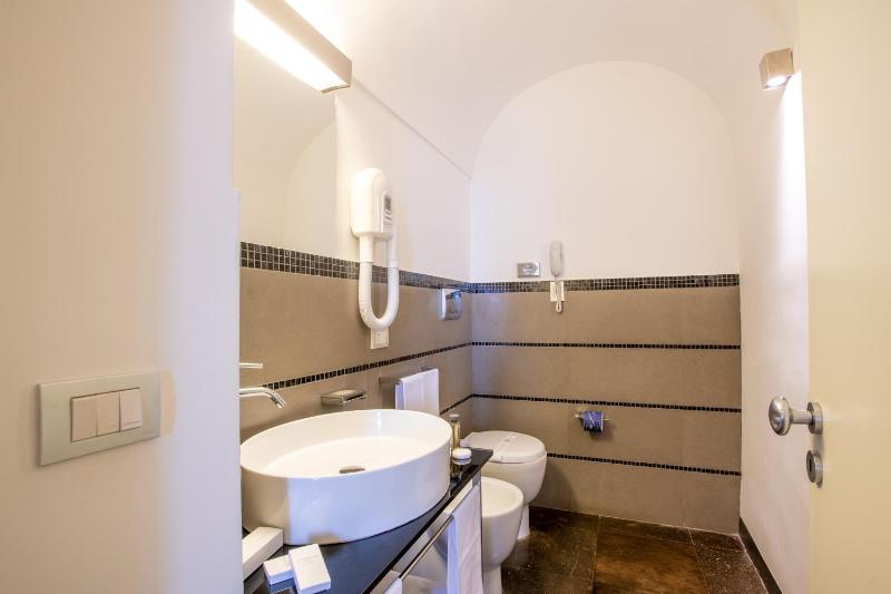 Suite with Hot Tub image 3