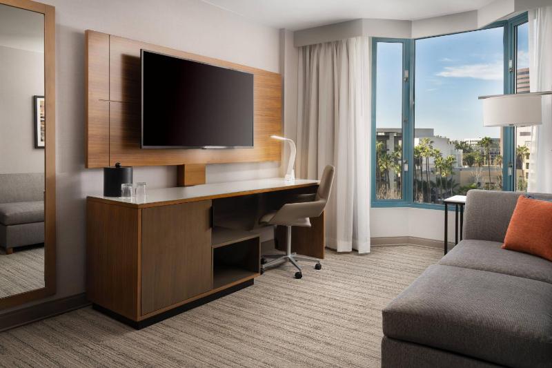 One Bedroom Suite with Twin Beds and a Sofa image 4