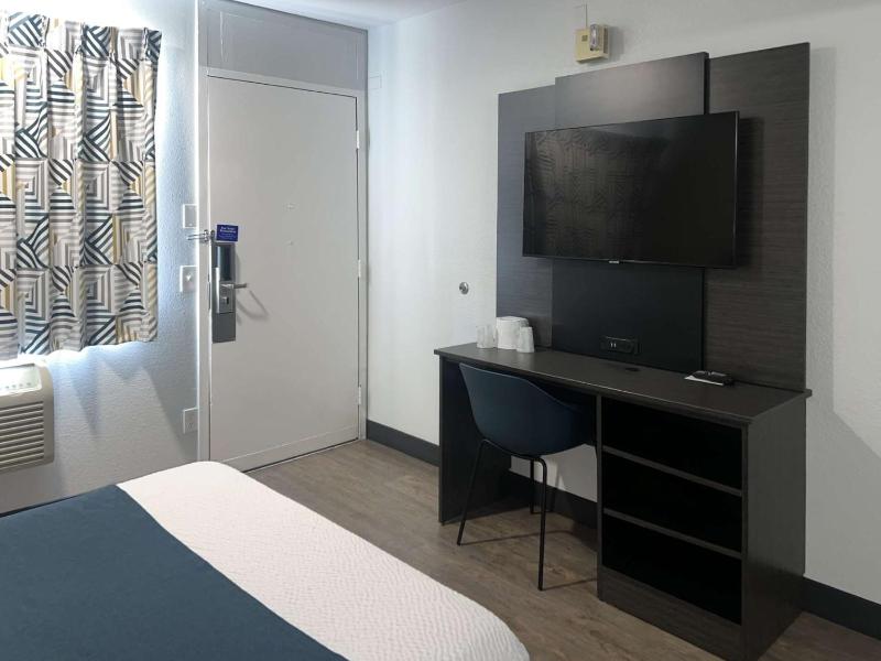 Standard Queen Room image 2