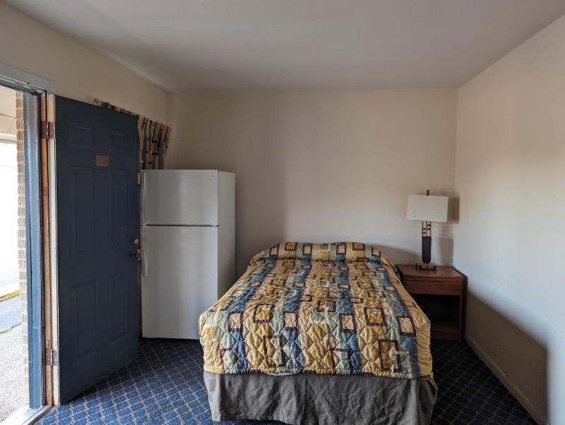 3 Full Bed with Kitchenette image 4