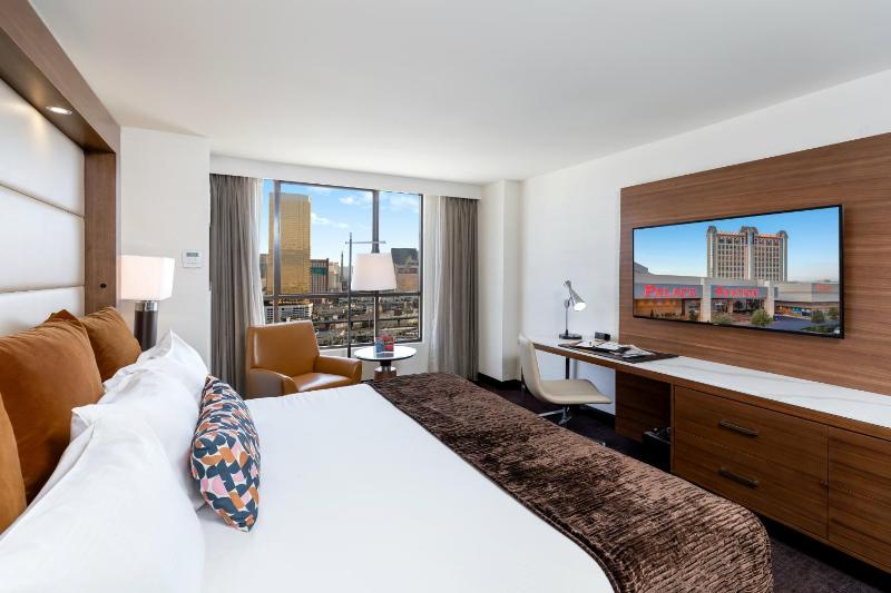 City View Premier Room - 1 King Bed image 1