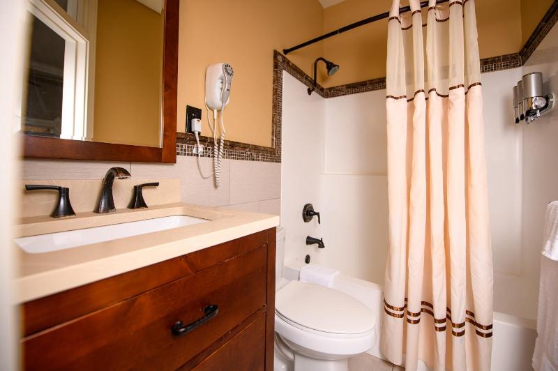 Standard King Room image 3