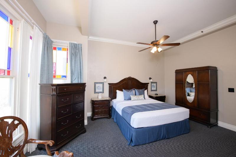 Standard King Room image 2